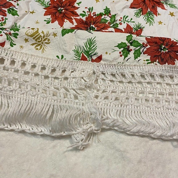 VTG Round 49” CHRISTMAS Poinsettia Bells Tablecloth Vinyl Flannel Back Fringe - Picture 6 of 7